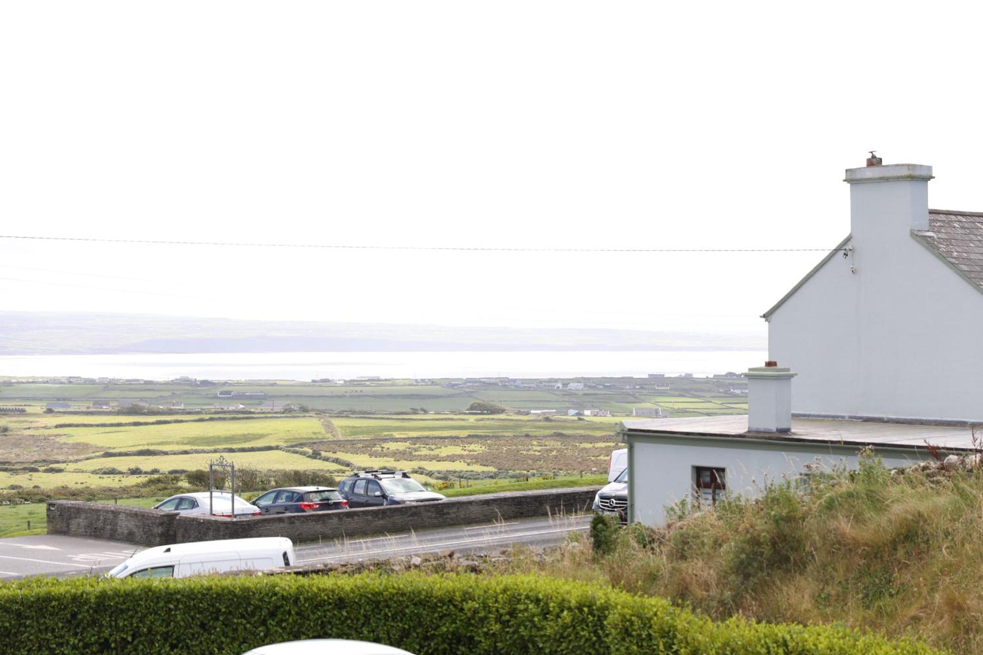 Next Stop Cliffs Of Moher 리스카노 외부 사진